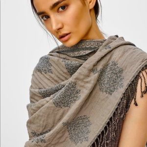 Aritzia Patterned Blanket Scarf